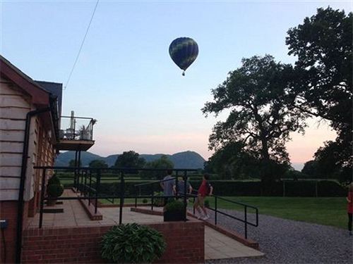Big Bear Lodge Melverley Bagian luar foto